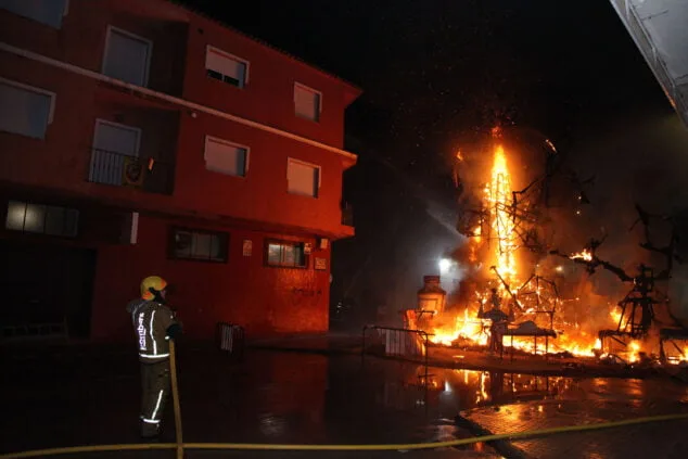 El fuego se impone a la lluvia: las Fallas de Dénia despiden el ejercicio más largo de la historia 168 crema de las fallas ganadoras de denia 2022 16