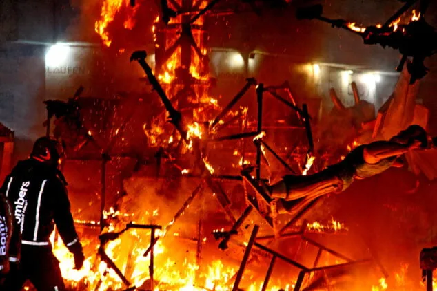 El fuego se impone a la lluvia: las Fallas de Dénia despiden el ejercicio más largo de la historia 166 crema de las fallas ganadoras de denia 2022 18