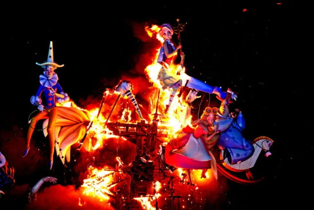 El fuego se impone a la lluvia: las Fallas de Dénia despiden el ejercicio más largo de la historia 143 crema de las fallas ganadoras de denia 2022 40