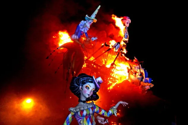 El fuego se impone a la lluvia: las Fallas de Dénia despiden el ejercicio más largo de la historia 139 crema de las fallas ganadoras de denia 2022 44