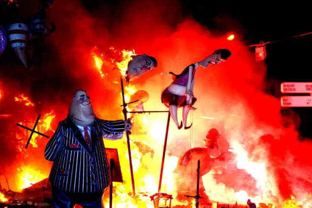 El fuego se impone a la lluvia: las Fallas de Dénia despiden el ejercicio más largo de la historia 136 crema de las fallas ganadoras de denia 2022 46