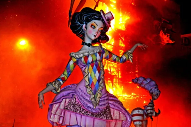 El fuego se impone a la lluvia: las Fallas de Dénia despiden el ejercicio más largo de la historia 130 crema de las fallas ganadoras de denia 2022 52