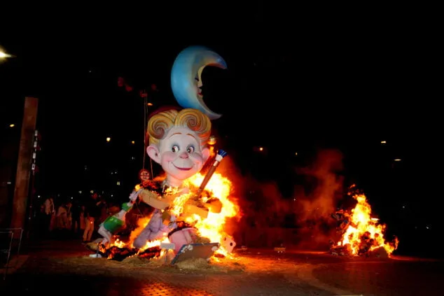 El fuego se impone a la lluvia: las Fallas de Dénia despiden el ejercicio más largo de la historia 223 crema infantiles de denia y nuevos cargos 36