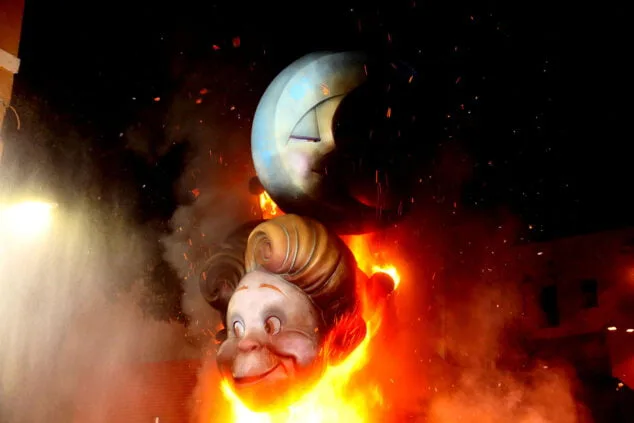 El fuego se impone a la lluvia: las Fallas de Dénia despiden el ejercicio más largo de la historia 221 crema infantiles de denia y nuevos cargos 38