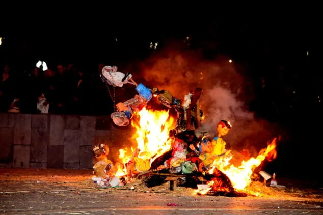 El fuego se impone a la lluvia: las Fallas de Dénia despiden el ejercicio más largo de la historia 219 crema infantiles de denia y nuevos cargos 40