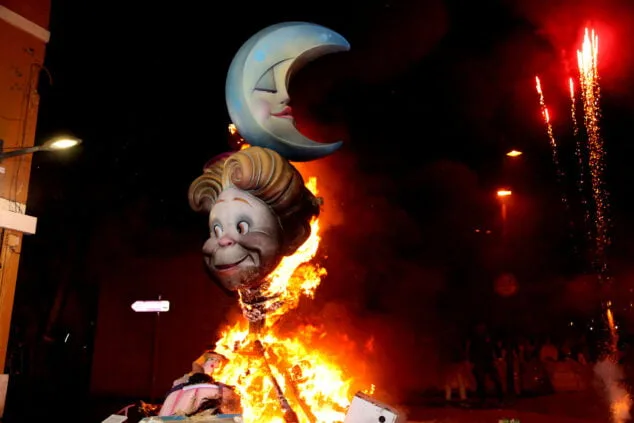 El fuego se impone a la lluvia: las Fallas de Dénia despiden el ejercicio más largo de la historia 218 crema infantiles de denia y nuevos cargos 41