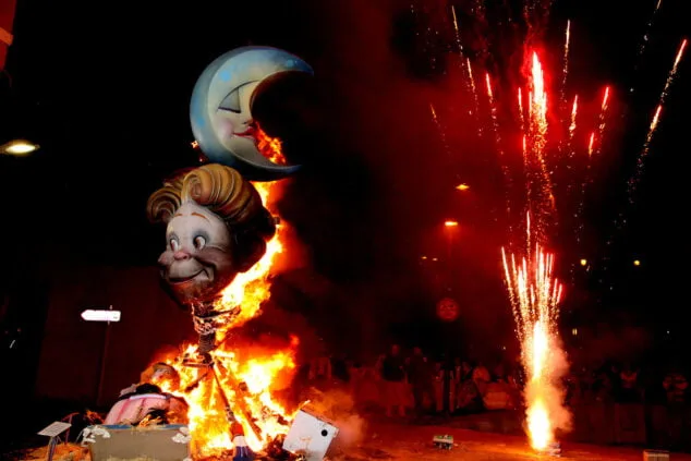 El fuego se impone a la lluvia: las Fallas de Dénia despiden el ejercicio más largo de la historia 217 crema infantiles de denia y nuevos cargos 42