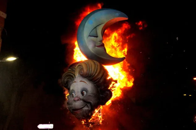 El fuego se impone a la lluvia: las Fallas de Dénia despiden el ejercicio más largo de la historia 214 crema infantiles de denia y nuevos cargos 45