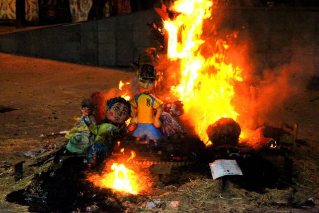 El fuego se impone a la lluvia: las Fallas de Dénia despiden el ejercicio más largo de la historia 212 crema infantiles de denia y nuevos cargos 47