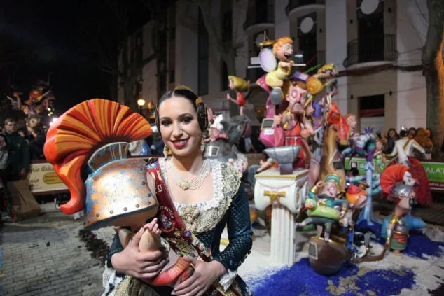 El fuego se impone a la lluvia: las Fallas de Dénia despiden el ejercicio más largo de la historia 207 crema infantiles de denia y nuevos cargos 52