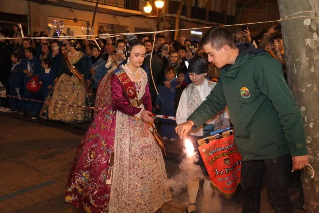 El fuego se impone a la lluvia: las Fallas de Dénia despiden el ejercicio más largo de la historia 200 crema infantiles de denia y nuevos cargos 59