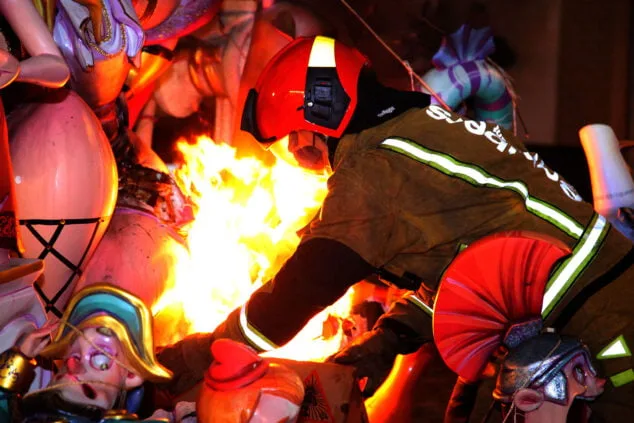El fuego se impone a la lluvia: las Fallas de Dénia despiden el ejercicio más largo de la historia 194 crema infantiles de denia y nuevos cargos 64