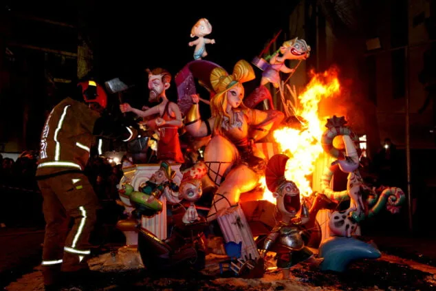 El fuego se impone a la lluvia: las Fallas de Dénia despiden el ejercicio más largo de la historia 192 crema infantiles de denia y nuevos cargos 66