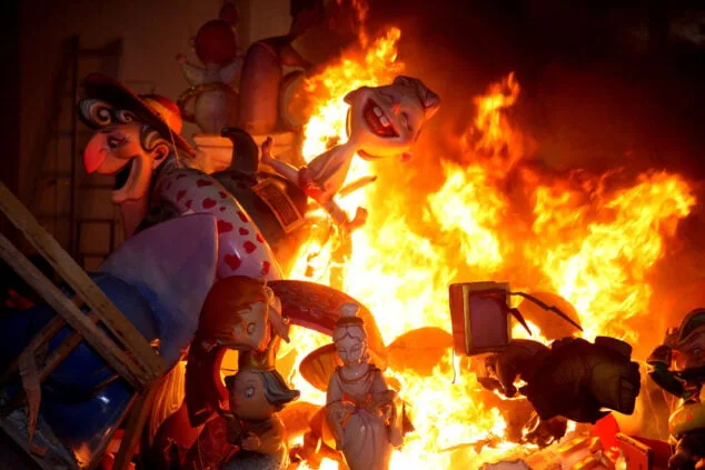 El fuego se impone a la lluvia: las Fallas de Dénia despiden el ejercicio más largo de la historia 189 crema infantiles de denia y nuevos cargos 69