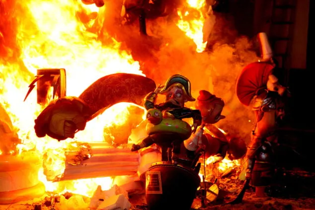 El fuego se impone a la lluvia: las Fallas de Dénia despiden el ejercicio más largo de la historia 188 crema infantiles de denia y nuevos cargos 70