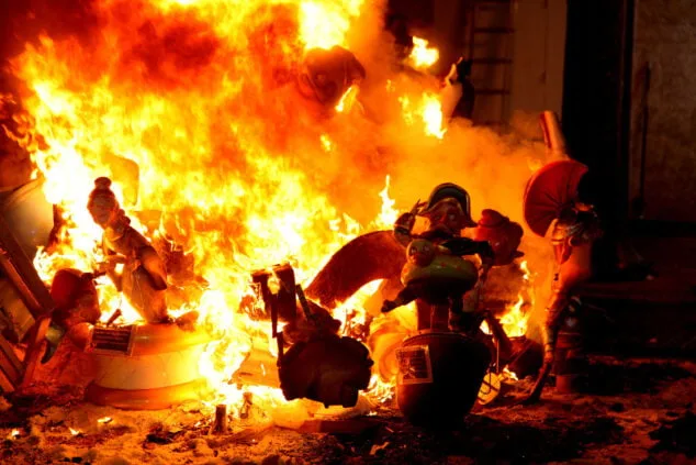 El fuego se impone a la lluvia: las Fallas de Dénia despiden el ejercicio más largo de la historia 186 crema infantiles de denia y nuevos cargos 72
