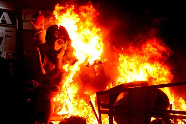 El fuego se impone a la lluvia: las Fallas de Dénia despiden el ejercicio más largo de la historia 185 crema infantiles de denia y nuevos cargos 73