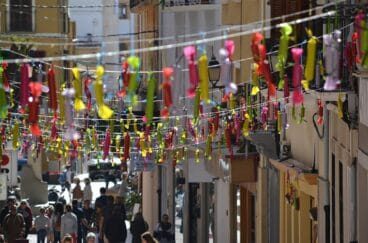 decoracion que emula una mascleta en la calle cop del ancc83o 2019