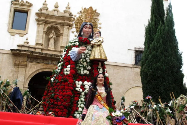 El fuego se impone a la lluvia: las Fallas de Dénia despiden el ejercicio más largo de la historia 22 dia de la ofrenda de las fallas 2022 111