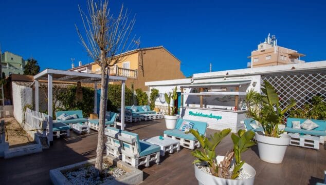 disfruta de un buen cocktail en raco del mar lounge