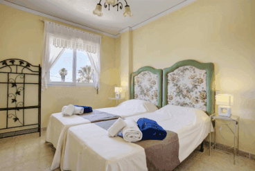 Dormitorio con cama doble del adosado en alquiler