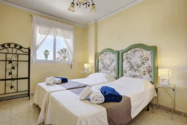 Dormitorio con cama doble del adosado en alquiler