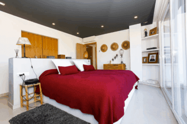 Dormitorio con cama doble muy luminoso