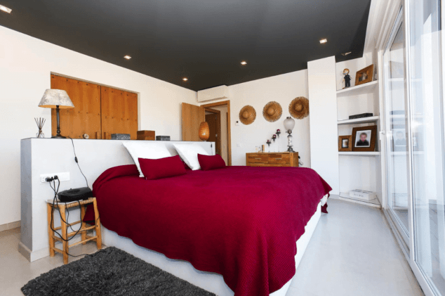 dormitorio con cama doble muy luminoso