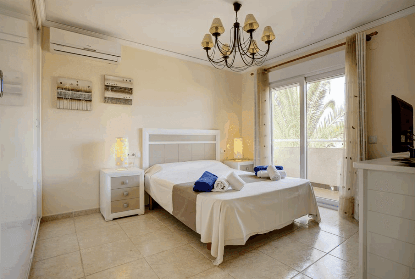 Dormitorio luminoso con armario empotrado