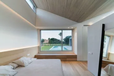 Dormitorio muy luminoso con vistas al jardín y a la piscina