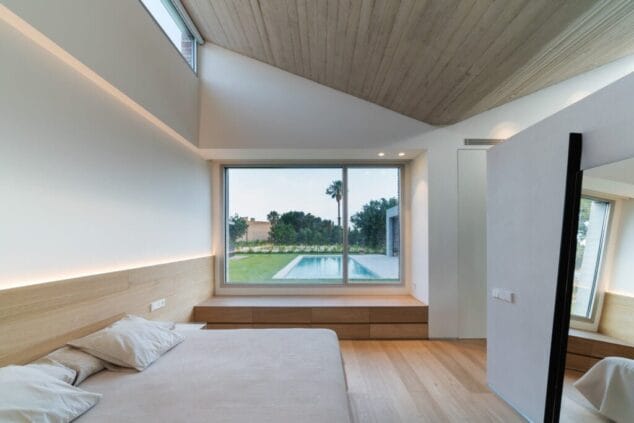 dormitorio muy luminoso con vistas al jardin y a la piscina