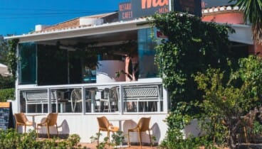 Entrada al restaurante Manduc cerca de la playa