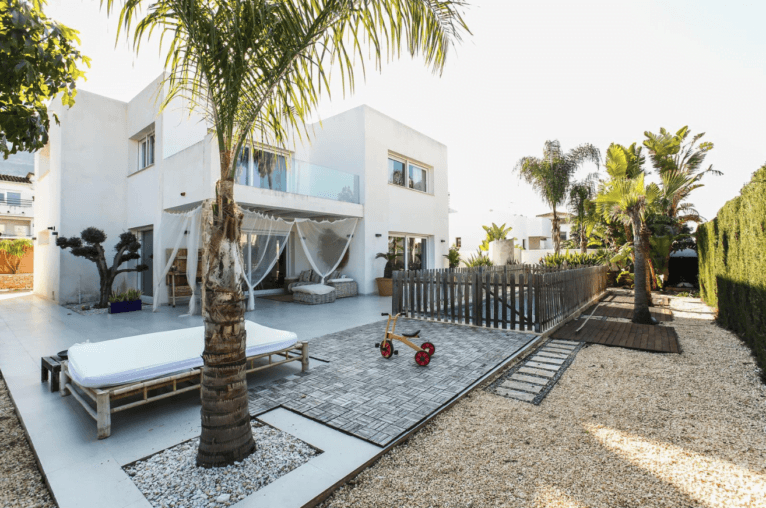 Fachada de la casa disponible en Dénia