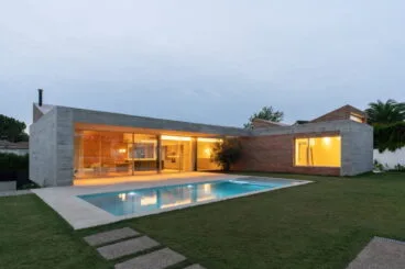 Fachada de la vivienda iluminada de noche