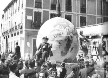 falla la bola del mon de la penya del tio pep foto de denia en blanc i negre