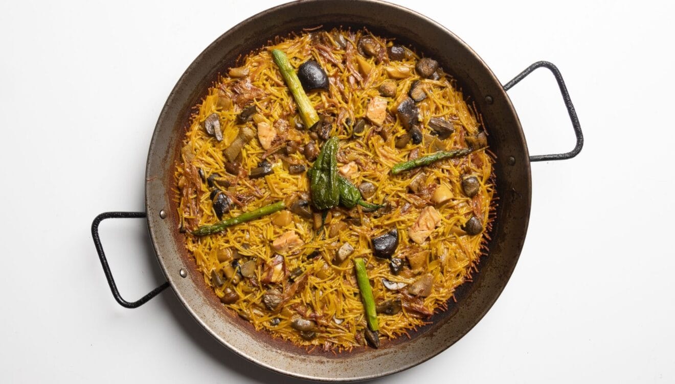 Fideuà con verduras y setas en este restaurante de Dénia
