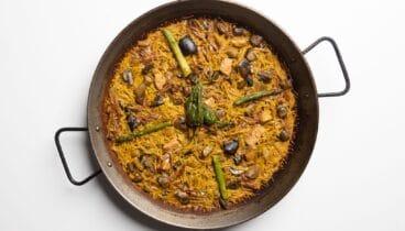 Fideuà con verduras y setas en este restaurante de Dénia