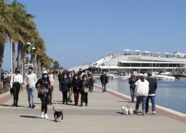 gente paseando por el puerto de denia con mascarillas 1