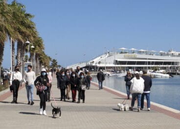 gente paseando por el puerto de denia con mascarillas