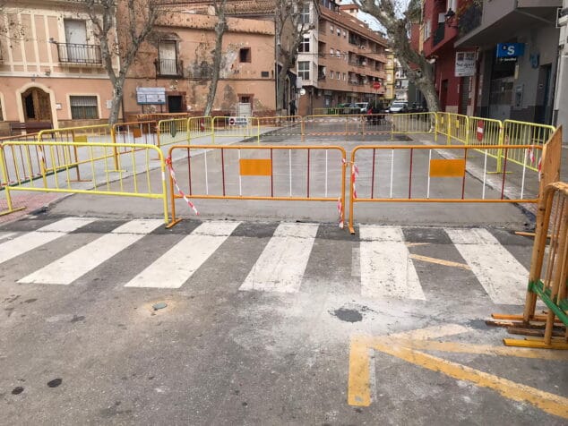 Opinión Compromís per Dénia: «Comunicat sobre la política de 'fer i desfer' de l’equip de govern en la plaça Valgamediós» 1 Imagen: Hormigón provisional para la plantar la falla en la plaza Oeste