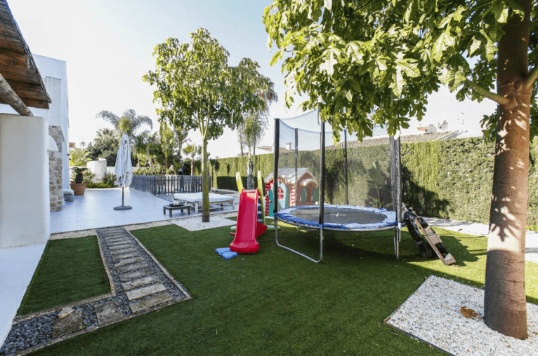 Jardín con parque de juegos para niños