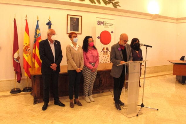 Imagen: Javier Scotto, concejal de Igualdad, durante el acto del Día de la Mujer en Dénia