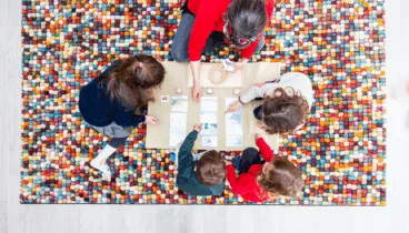 La profesora aplicando el método Montessori durante sus clases