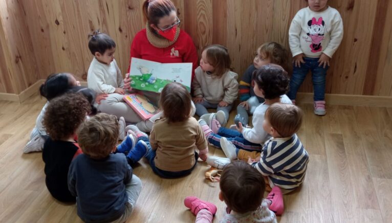 Der Lehrer liest den Kindern eine Geschichte vor