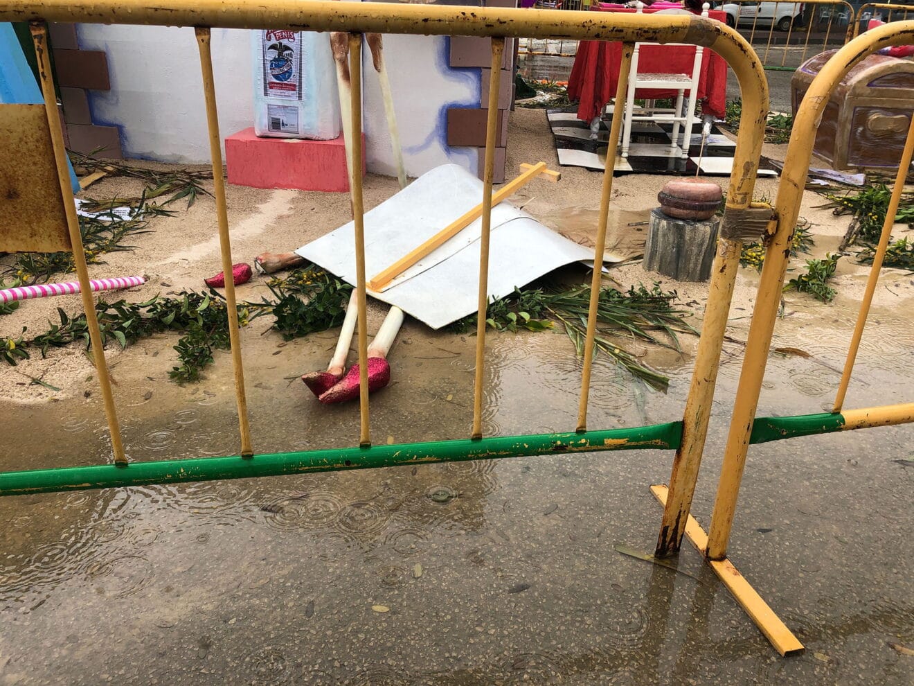 La tormenta ahoga uno de los ninots