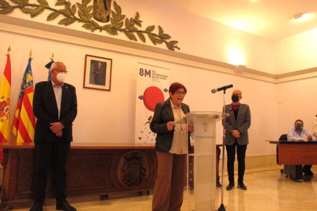 Imagen: Lectura del manifiesto del Día de la Mujer en Dénia