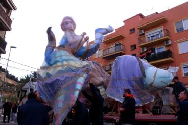 los ninots de la baix la mar llegan a la calle