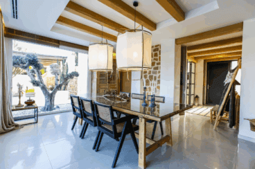 Luminoso comedor con mesa de madera