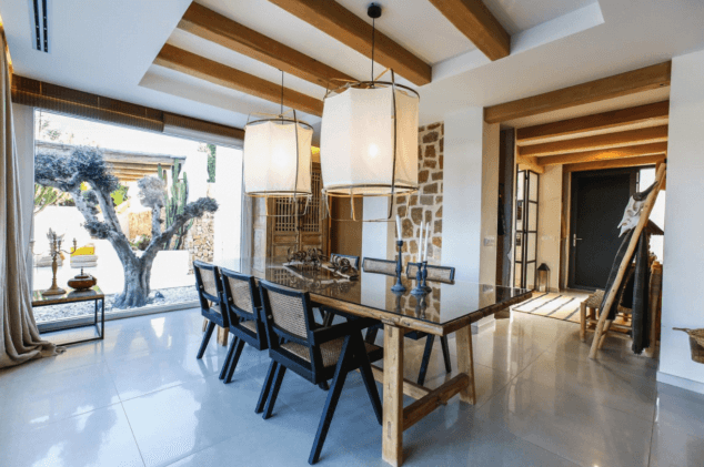 luminoso comedor con mesa de madera