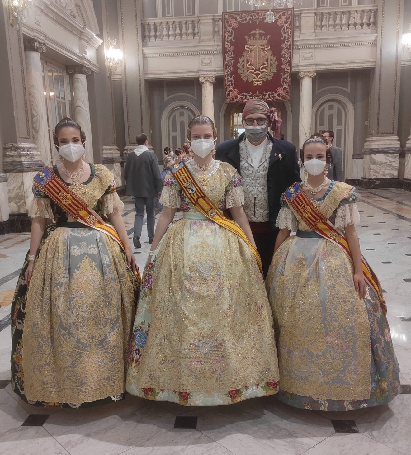 Martina Gimeno amb les falleres majors de València